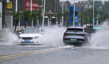 强降雨致海口街道积水 排水人员：除了吃饭睡觉都在岗位上